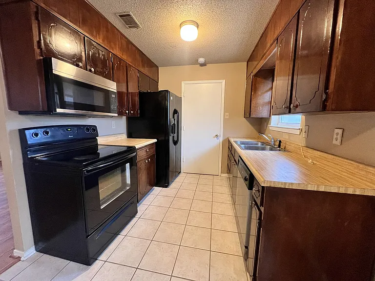 2110 Lago Trl — Photo 7