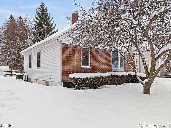 2nd image of 1022 Lake Michigan Dr NW
