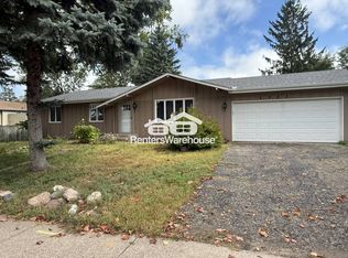 2922 McKnight Rd N, Maplewood, MN 55109