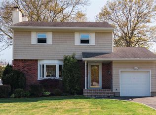 128 Simmons Dr, East Islip, NY 11730
