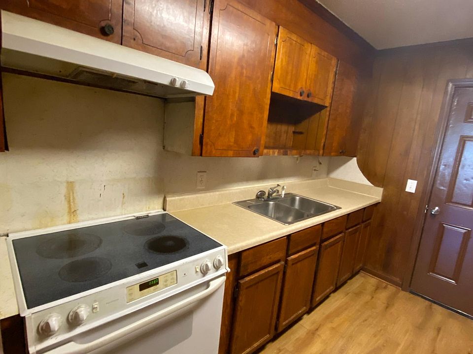 1st image of 1221 Lake Dr #37
