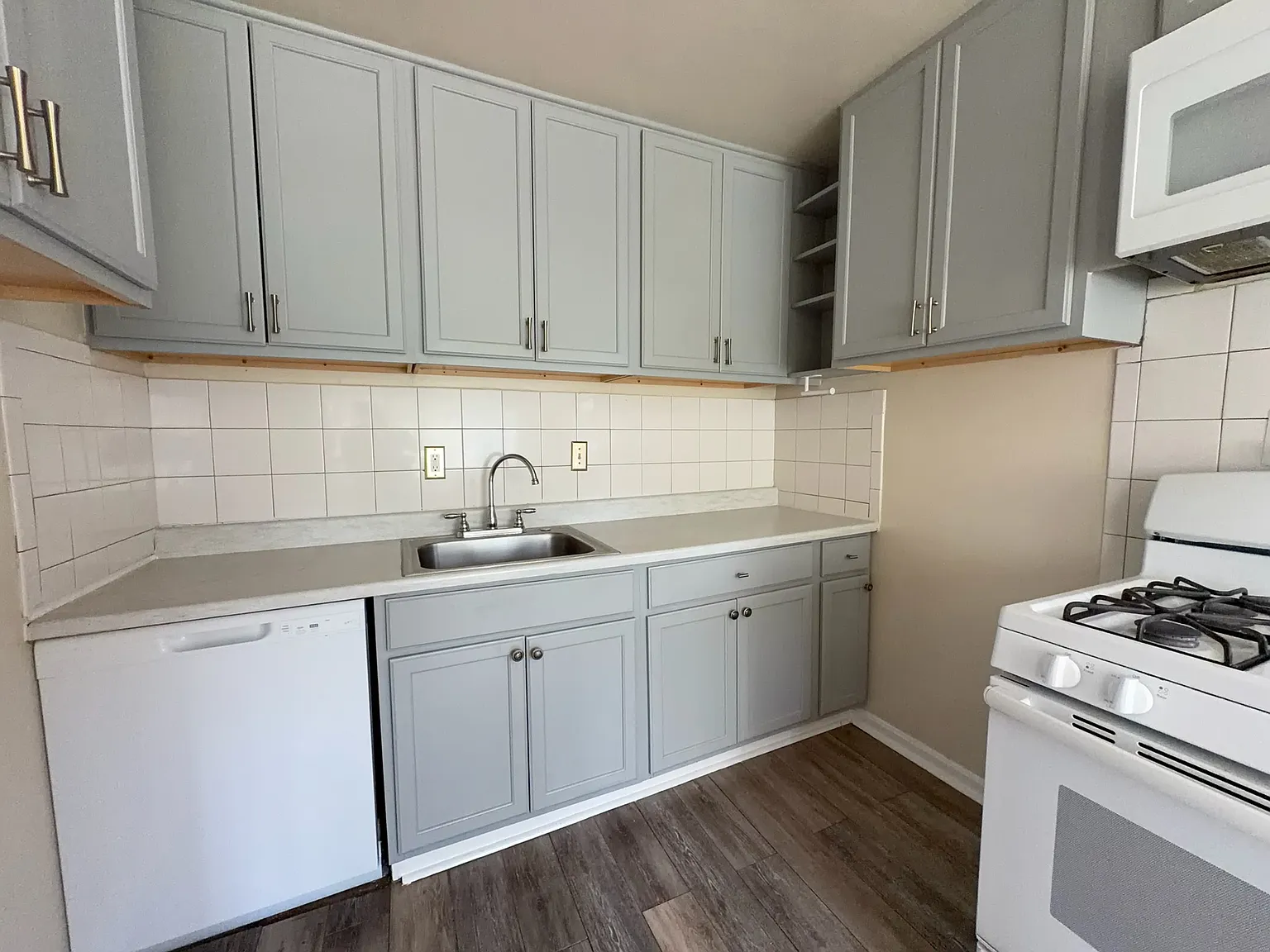 3 bed, 888 sqft, $2,400 — Photo 3
