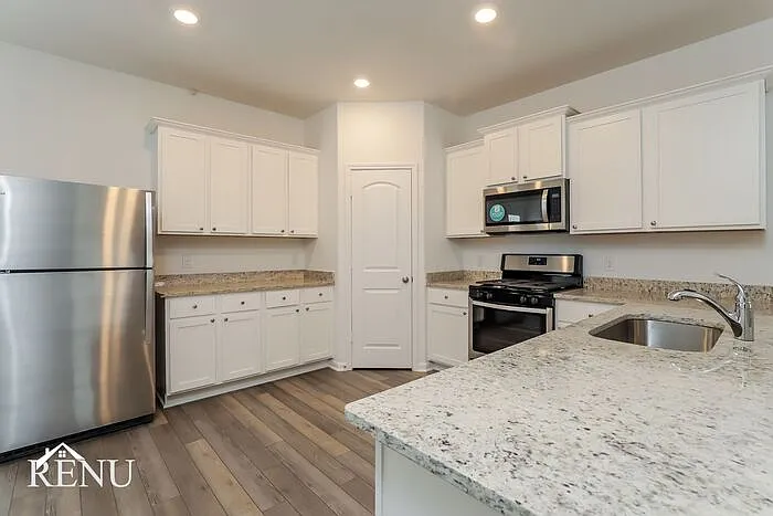 5 bed, 2.5 bath, 2543 sqft, $2,190 — Photo 2