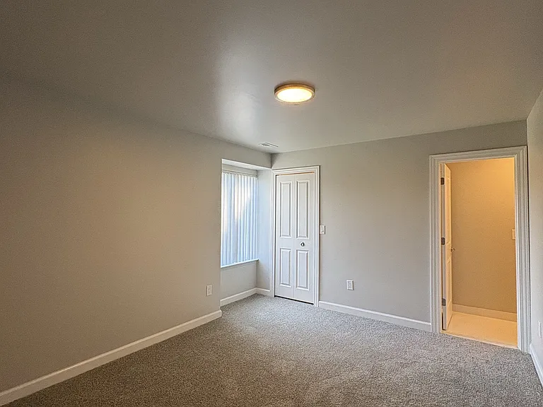Lakeside Village Apartments — Photo 183