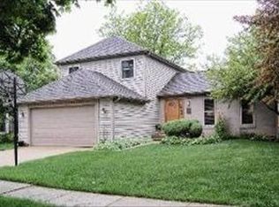 77 Woodridge Ln, Buffalo Grove, IL