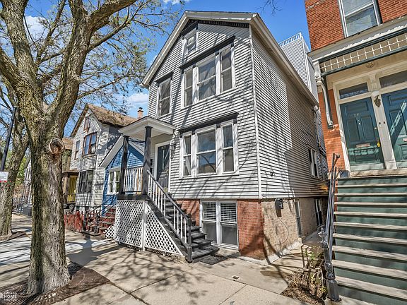 Enjoy a quiet tree lined street in Lincoln Park, on the doorstep of Old Town.