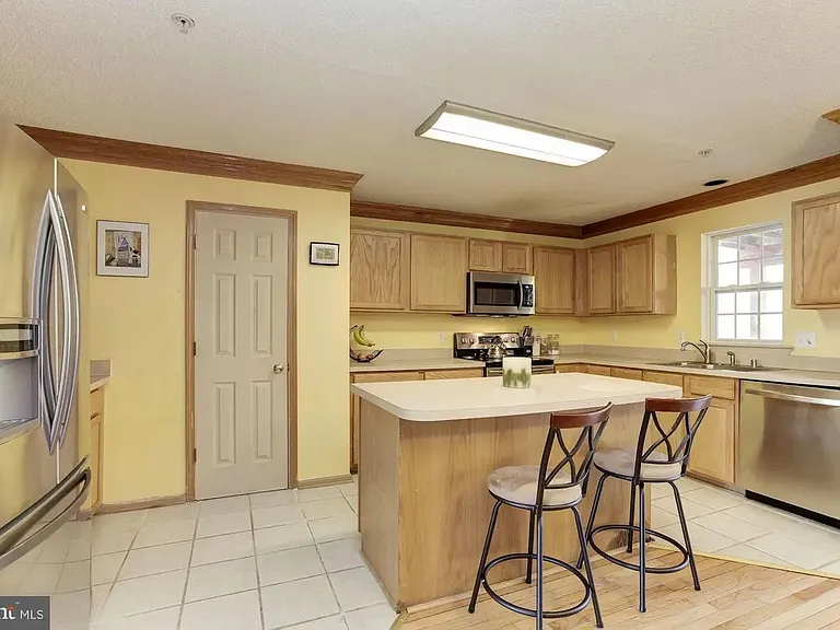 208 Goldsborough Dr — Photo 4