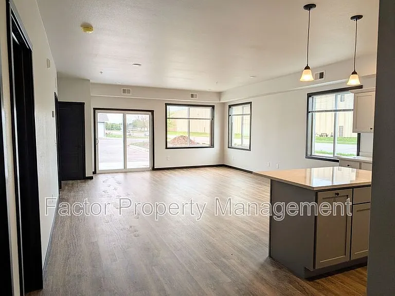 2090 Carlson Dr #322 — Photo 3