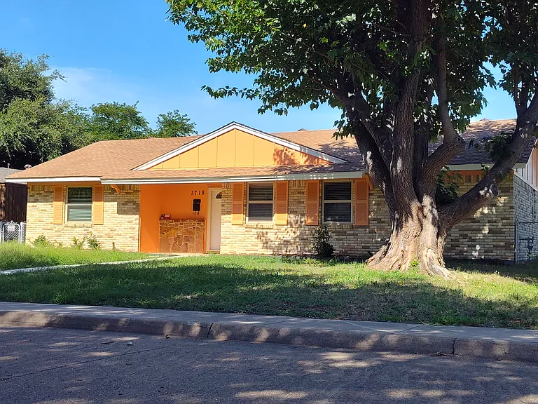 1718 N Santa Clara Ct — Photo 2