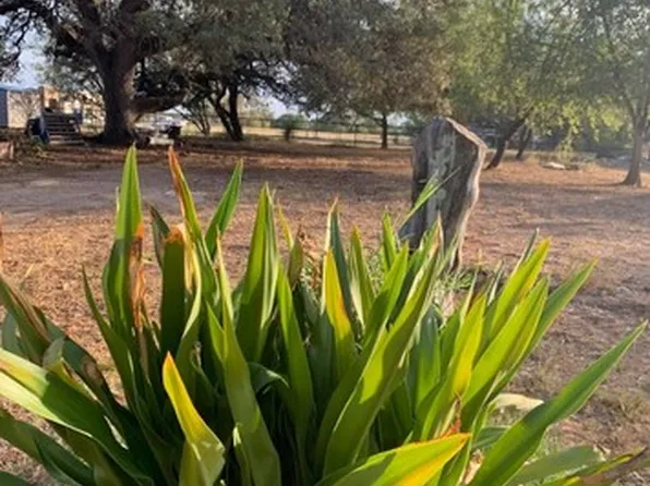 281 W COLONIAL PKWY LOT 1, Devine, TX 78016