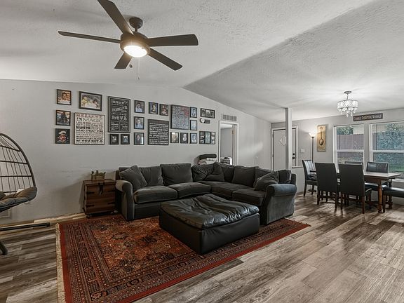 5th image of 1020 W Summit St