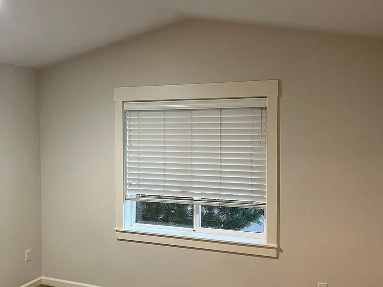 1337 NE Sunrise Ln — Photo 5