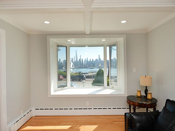 4th image of 995 Boulevard E
