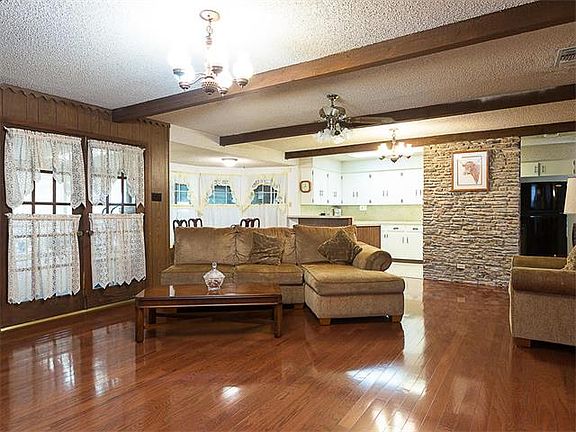 3rd image of 1807 Broadmoor Dr