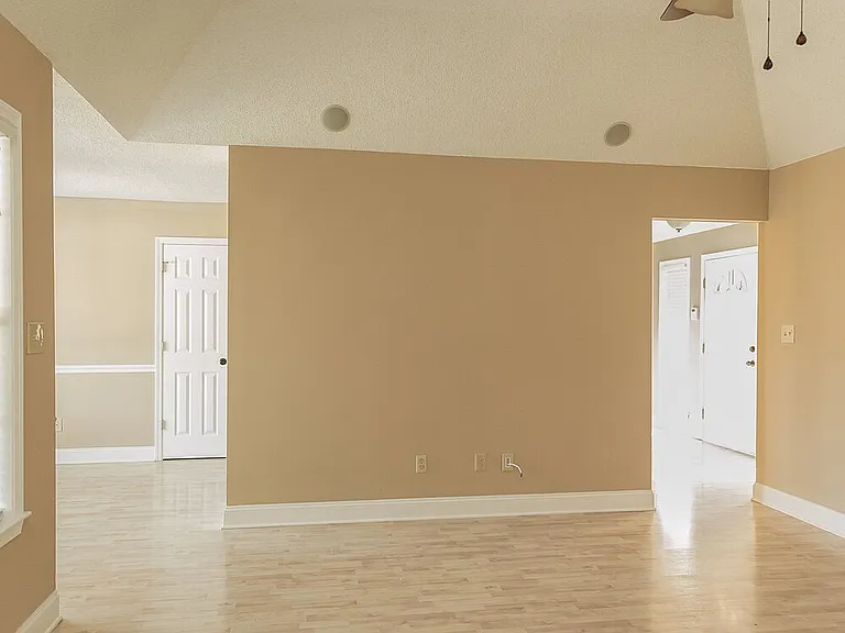 10264 Amanda Dr — Photo 3
