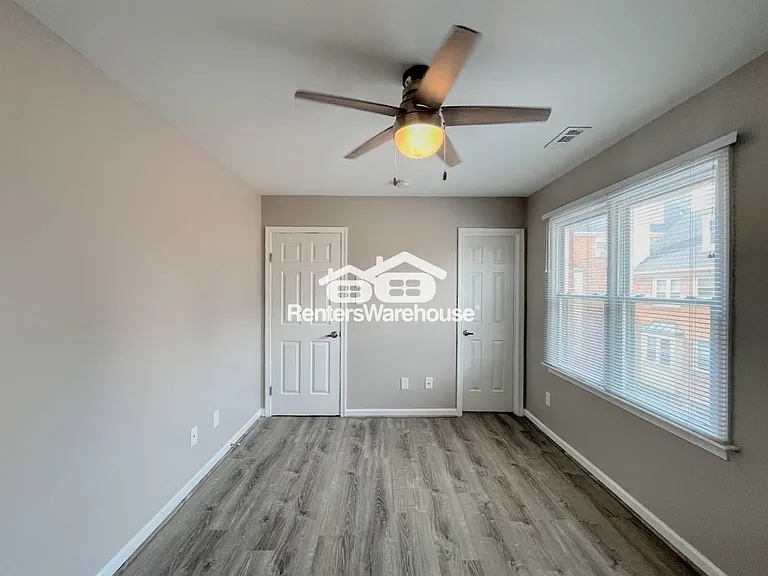 527 W 20th St #402 — Photo 17