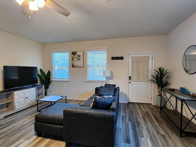 1023 W Blount St — Photo 5