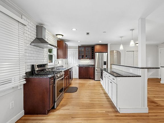 4th image of 45 Adanac Rd