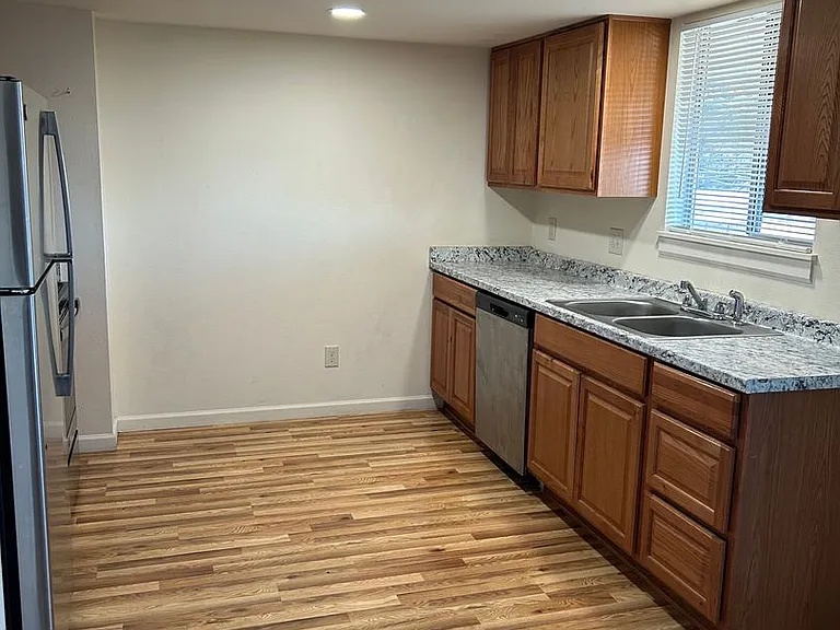1415 W Yakima Ave — Photo 2