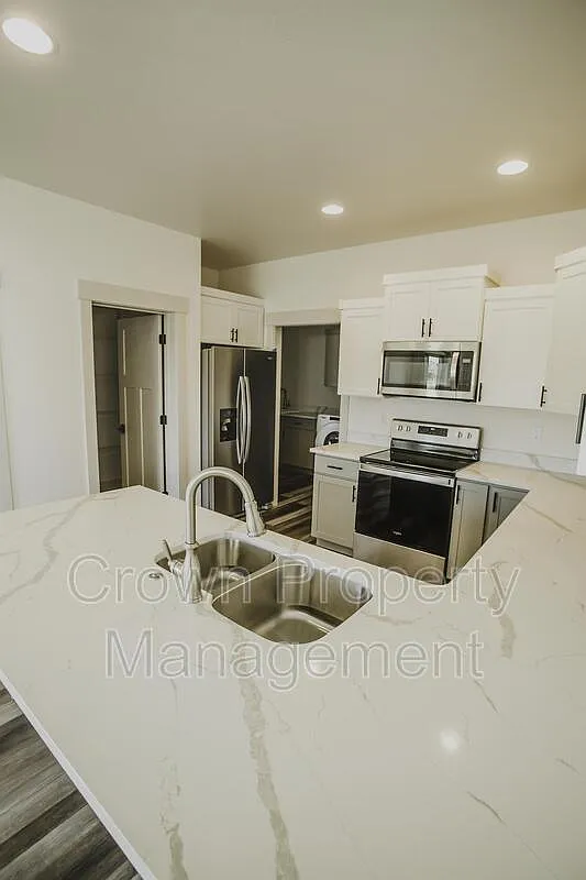 3 bed, 2.5 bath, 2073 sqft, $3,500 — Photo 3