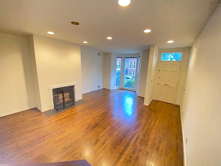 1435 Swann St NW — Photo 8