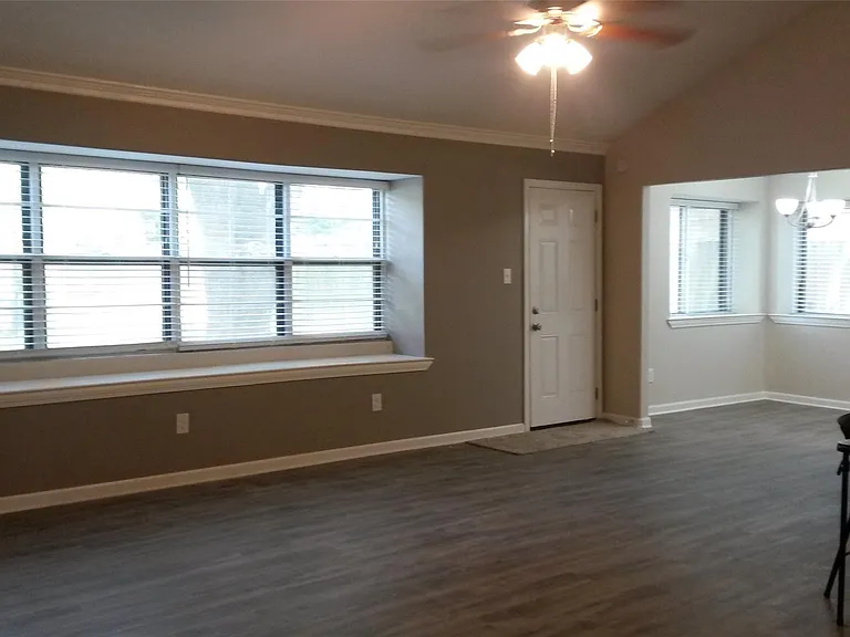 11307 Rousseau Dr — Photo 2