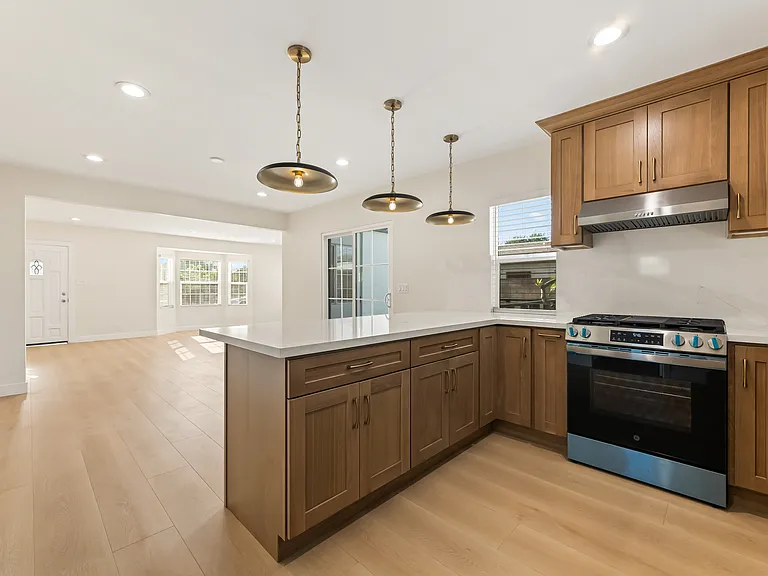 9716 Felton Ave — Photo 2