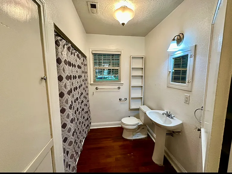 212 W Hunnicutt Ave #1 — Photo 8