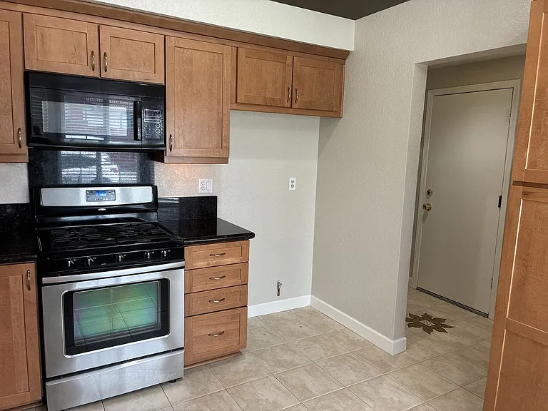 13927 Woodland Dr — Photo 7