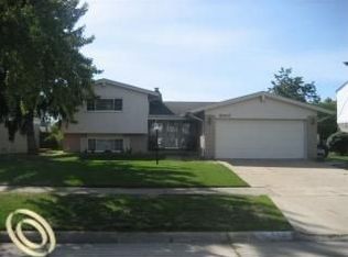 26915 Rochelle St, Dearborn Heights, MI 48127