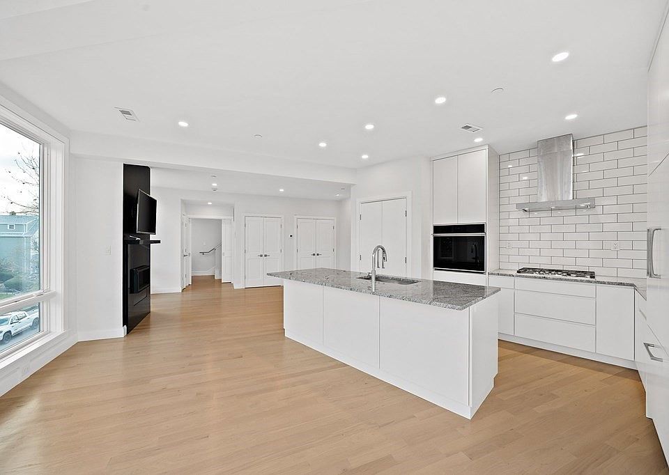 1st image of 4383 Washington St #2