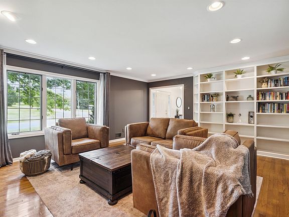 2nd image of 906 Barnett Dr