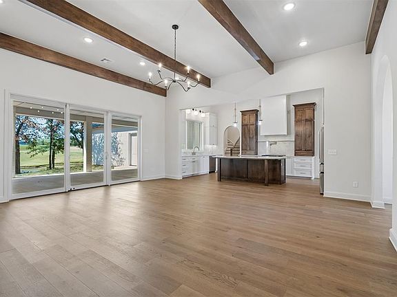 4th image of 2297 Summit Cir