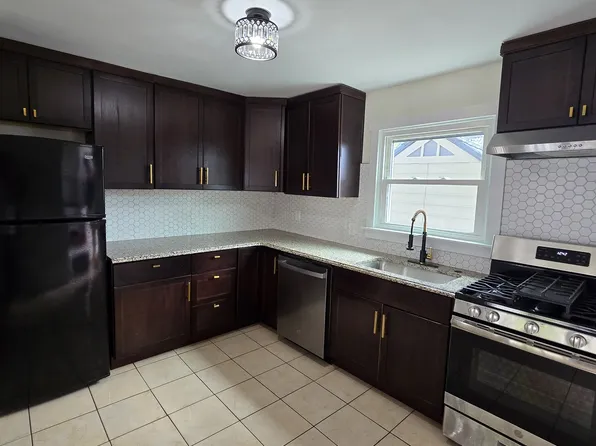 5806 Fleetwing Dr, Levittown, PA 19057