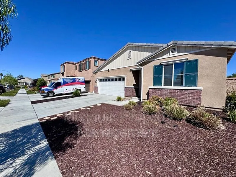 4 bed, 2.0 bath, 1902 sqft, $3,100 — Photo 3