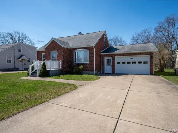 197 Bielak Rd, Orchard Park, NY 14127