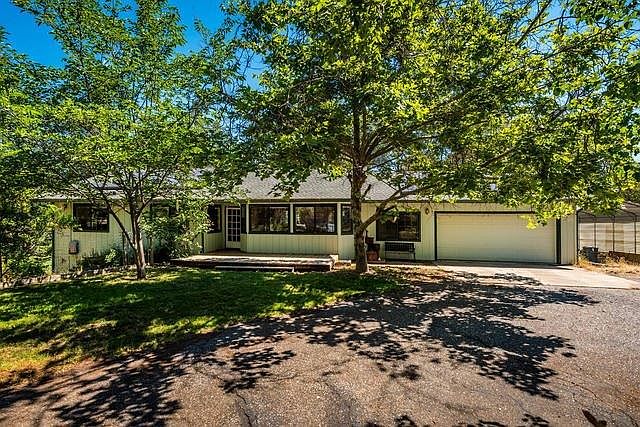 1st image of 21081 Oakwood Ln