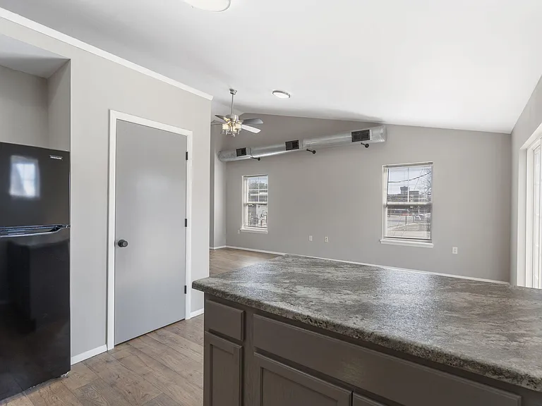 710 W Walnut St — Photo 13