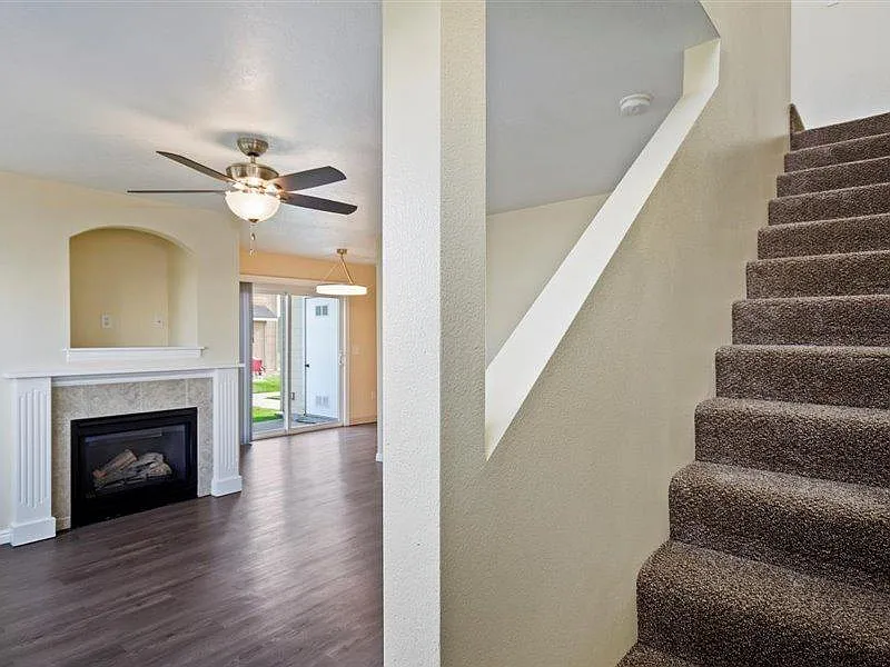 2 bed, 1000 sqft, $1,475 — Photo 2