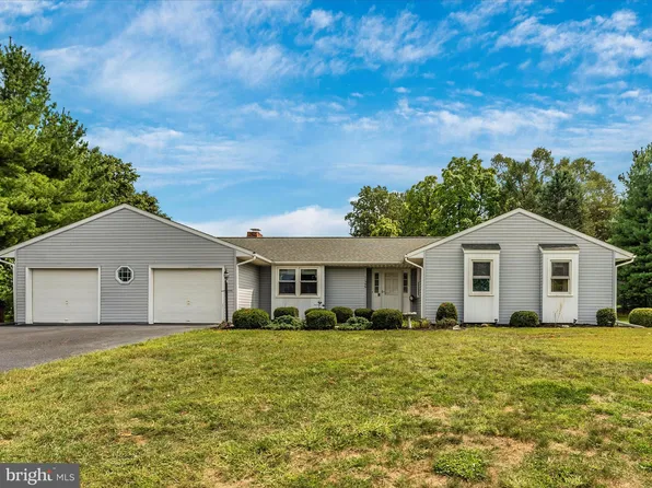 11390 Pine Hill Dr, Waynesboro, PA 17268