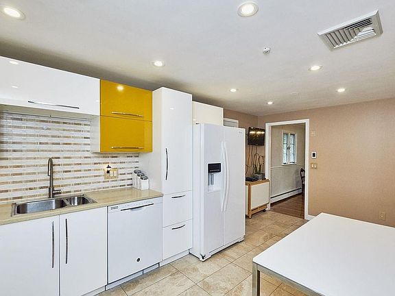 4th image of 6 Leonard Dr