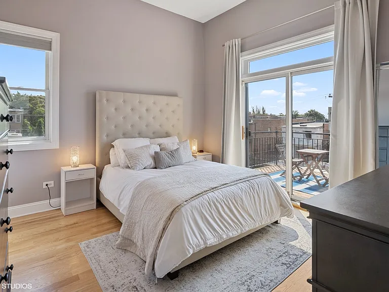 2127 W Walton St #3 — Photo 10