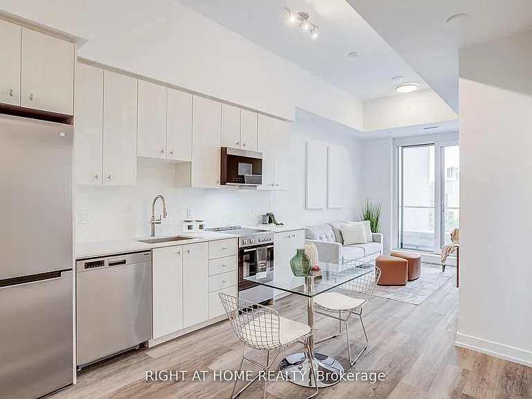 15 Wellington St S #301 — Photo 11