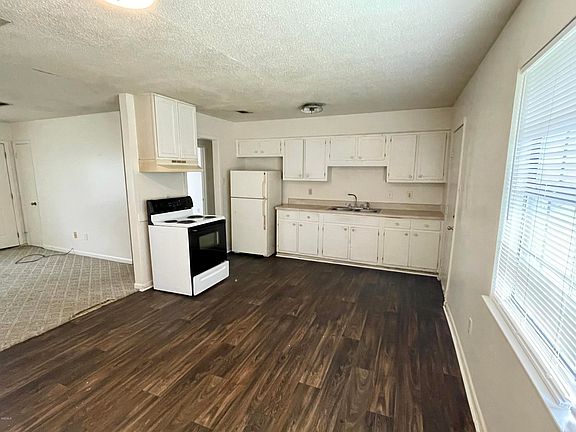 3rd image of 303 Lavelle Dr