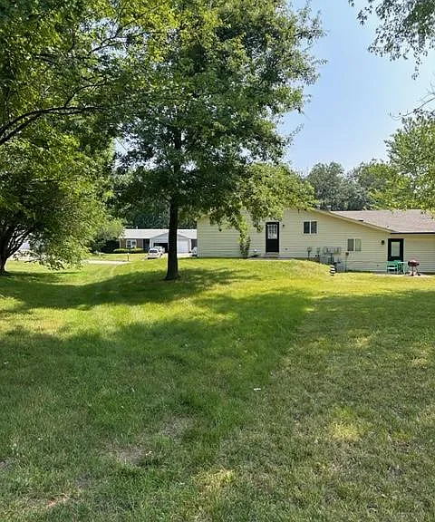 37 Joan Dr — Photo 3