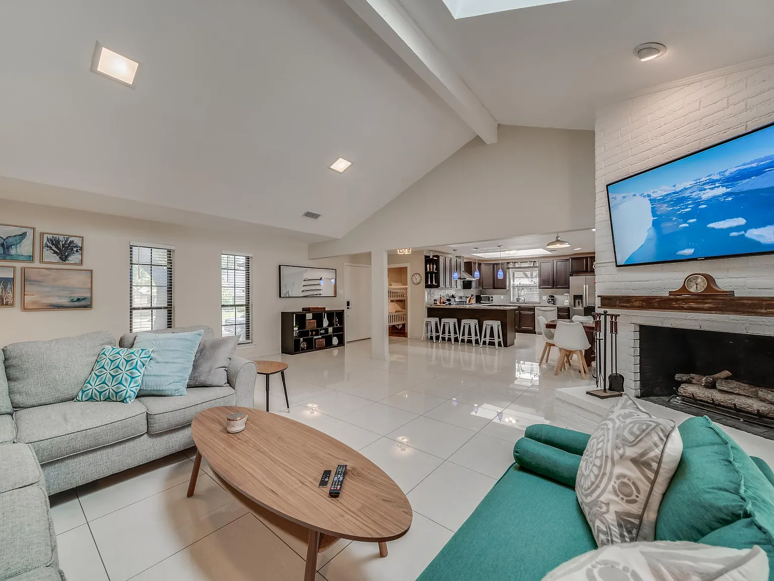 4 bed, 2210 sqft, $7,750 — Photo 2