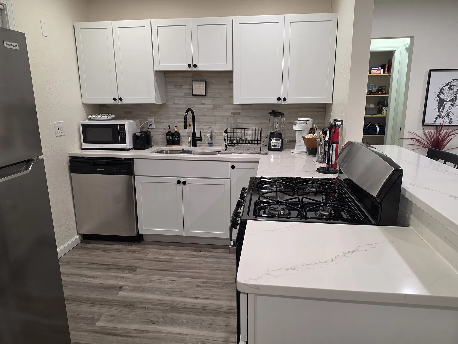 3 bed, 768 sqft, $3,000 — Photo 3