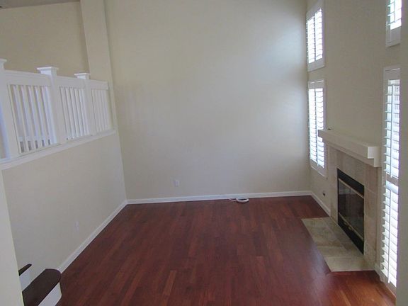 Entrance and Livingroom