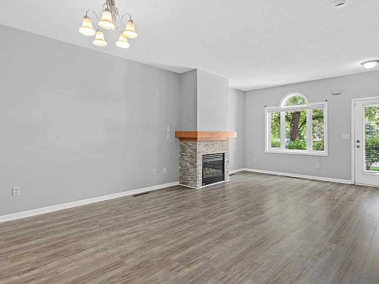 1234 Crystal Pl E — Photo 1