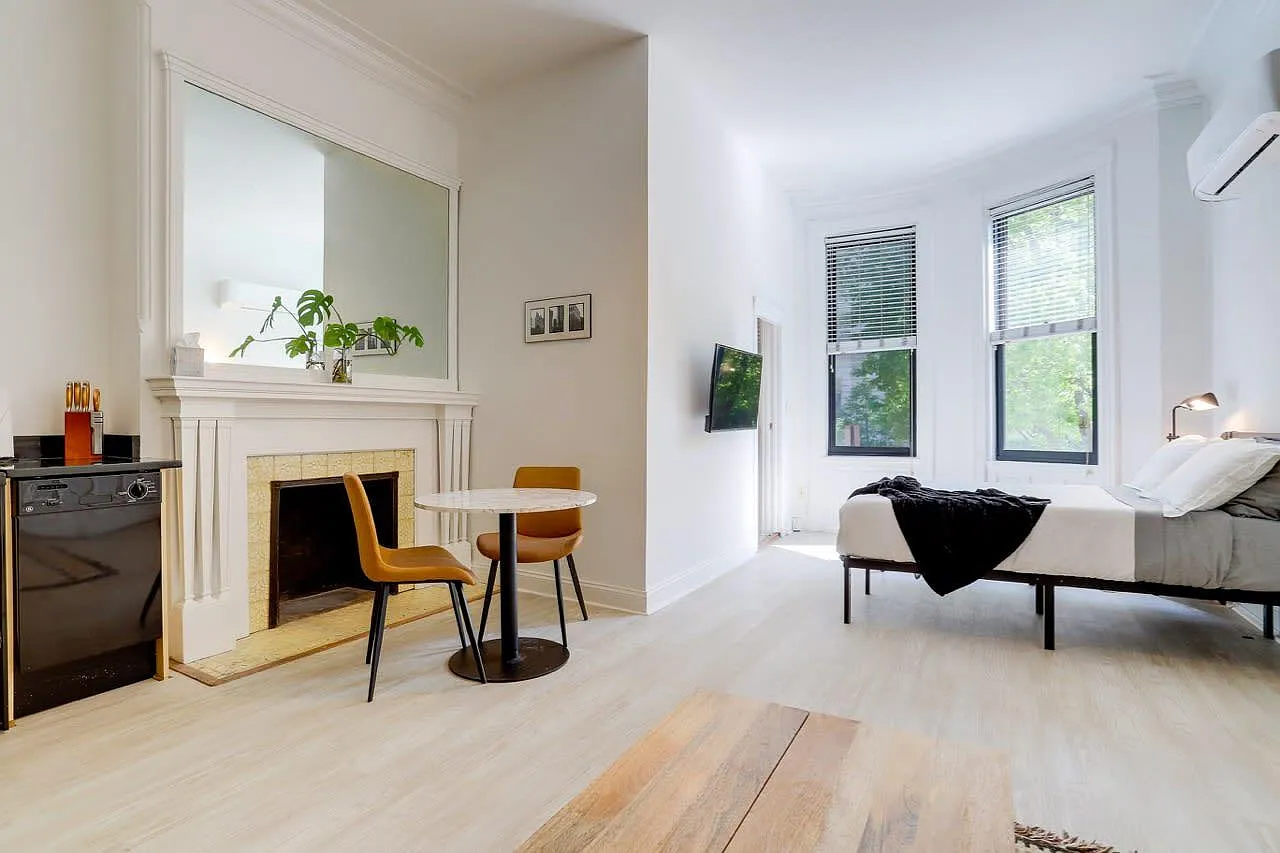 Studio, 400 sqft, $3,500 — Photo 1